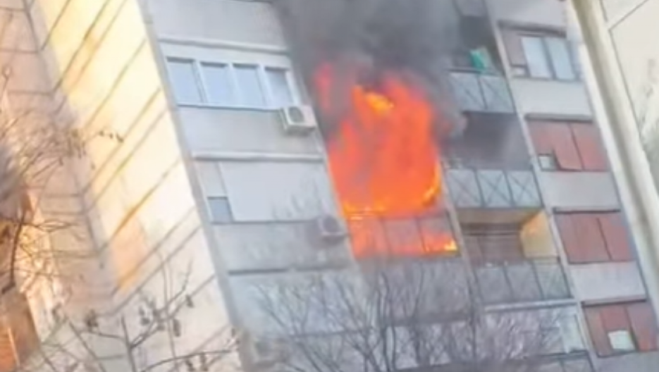 GORI ZGRADA U ČAČKU! Crni dim kulja na sve strane (FOTO/VIDEO)