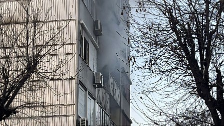 DVE STARIJE OSOBE ZADOBILE OPEKOTINE U STRAVIČNOM POŽARU U ČAČKU, DVE SE NAGUTALE DIMA Vatra preti da se proširi na ostale stanove (FOTO/VIDEO)