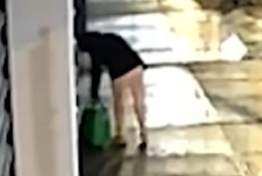 ŽENA OSTAVILA ZELENI CEGER NA PRAGU KUĆE Kada je vlasnik video šta je unutra, umalo se onesvetio od šoka! (VIDEO)