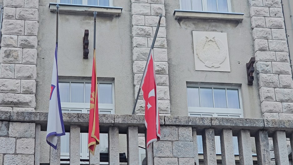 ZASTAVE NA POLA KOPLJA, STRAH SE UVUKAO U NAROD Građani Cetinja jedva dišu dan nakon masakra, jedva svedoče o velikoj tragediji (FOTO/VIDEO)