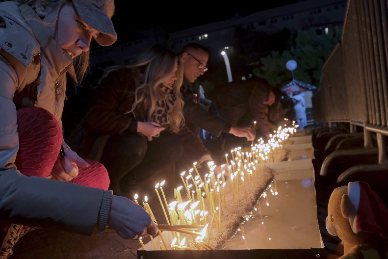 BOLNE SCENE U CRNOJ GORI Narod pali sveće širom Crne Gore odajući poštu stradalima na Cetinju