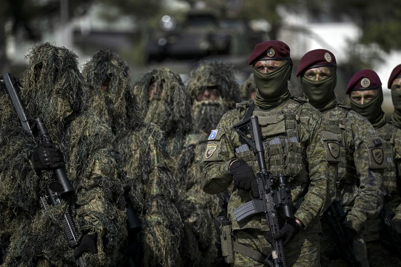 MAĆEDONCI OPET ZVECKA ORUŽJEM Nabavljamo helikoptere, kukaju zbog srpskih vojnih baza: To su pretnje po bezbednost