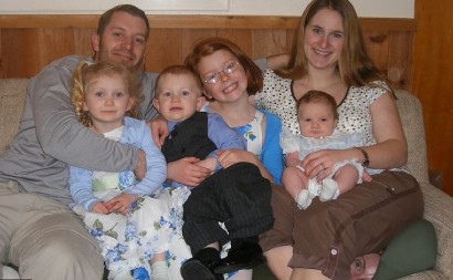 JEZIV DETALJ NA PORODIČNOJ FOTOGRAFIJI LEDI KRV U ŽILAMA Dobro obratite pažnju, ljudi na mrežama gledaju i krste se!