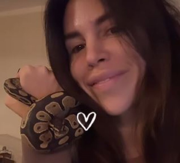 PEVAČICA SA ZMIJOM U RUKAMA Šokirala fanove, mazi se sa gmizavcem (VIDEO)