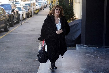 GLUMICA BI DA ZABRANI GLASANJE STARIJIMA OD 65 Ona ima 70, nepotizam joj ne smeta, a šta ćemo sa "Bajdenom iz ProGlasa"?