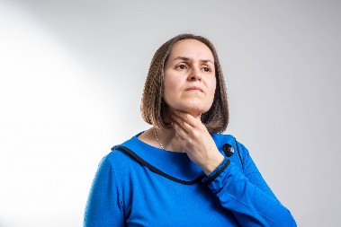 OSEĆATE KNEDLU U GRLU, A NE ZNATE ZAŠTO Obratite pažnju na 5 simptoma, mogu nagovestiti opasnu bolest