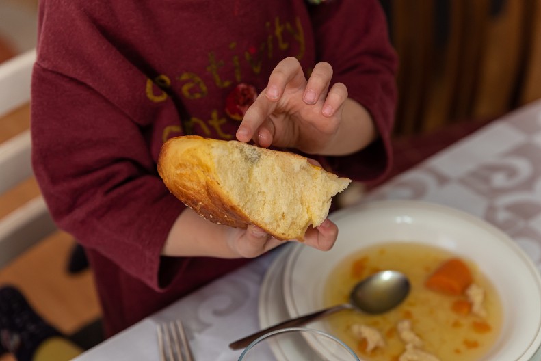 GDE PREMA OBIČAJIMA TREBA STAVITI NOVIČIĆ IZ ČESNICE? Srbi i Srpkinje veruju da na ovom mestu najviše donosi sreće i zdravlja u kuću