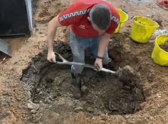 VREMEŠNI PENZIONER UPAO U BUNAR PUN VODE Pogledajte kakvim čudom se spasio !