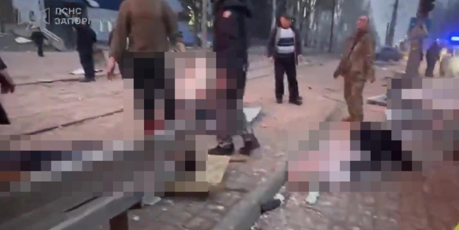 NEGLEDLJIVI SNIMCI, POTPUNI UŽAS! Zelenski objavio snimak brutalnog ruskog napada: 13 mrtvih, na desetine povređenih (VIDEO)