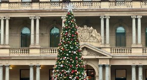 SNEŠKO U PESKU, DEDA MRAZ SURFUJE, VATROMET ZBOG KOG SE KAMPUJE Evo kako su Željka, Milica i Tijana proslavile praznike na drugom kraju sveta, na +27 stepeni