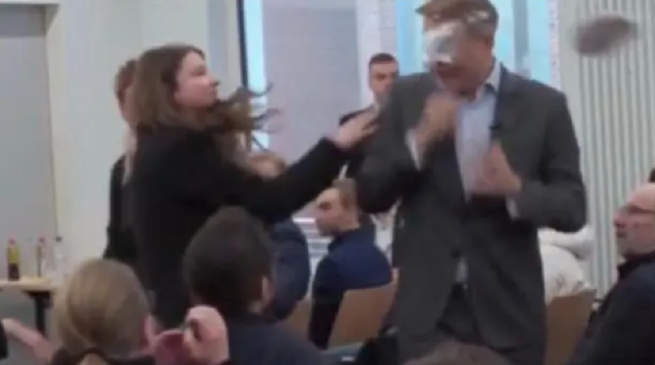 NAPADNUT LIDER FDP-A! Žena mu nabila "tortu" u lice, odmah su je savladali (VIDEO)