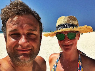 VODITELJKA ZAVRŠILA U KREVETU SA KOLEGOM Izbio skandal neviđenih razmera, muž bio u hotelu sa njima: "Nije mogao da dođe sebi"