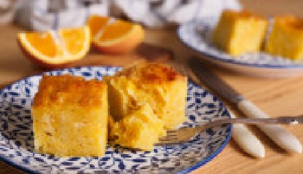 SOČNA GRČKA PORTOKALOPITA Spolja hrskava, a iznutra mekana, u savršenom spoju sa pomorandžom