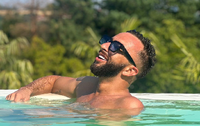 ''PRELEP STE PAR, KO TI JE ONA?'' Darko Tanasijević se razgolitio u bazenu pored prezgodne crnokose lepotice (FOTO)