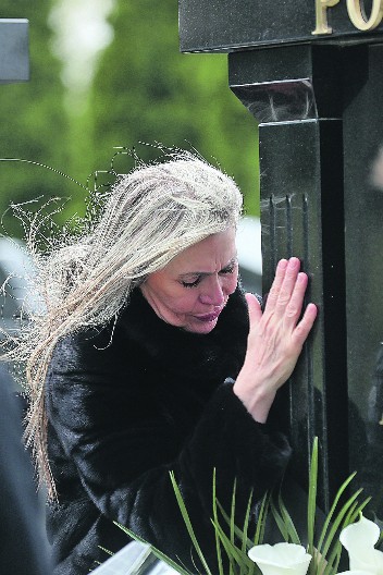 SUZANA JOVANOVIĆ PLAČE I LJUBI SAŠIN GROB Došla je sama, uplakana i donela ovo