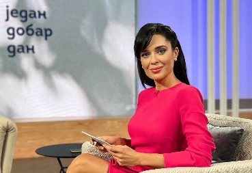 VODITELJKA RTS RASPAMETILA PROVOKATIVNIM POZAMA Na televiziji je uvek zakopčana do grla, sada pokazala obline u bikiniju (FOTO)