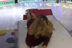 SVI SU VIDELI MEĐUNOŽJE POZNATE VODITELJKE Zaboravila da obuče donji veš, pa u programu skočila i uradila ovo! (VIDEO)