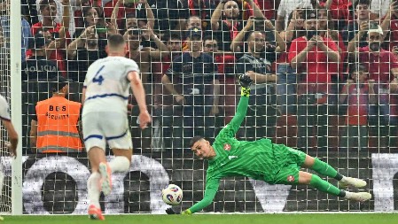 POTPUNO JE PUKAO ZBOG SRBINA Albanac razbio daljinski i divljao po sobi kada je Petrović odbranio penal u Tirani (VIDEO)