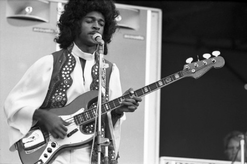 CEO SVET SE OPRAŠTA Umro legendarni pevač (FOTO)