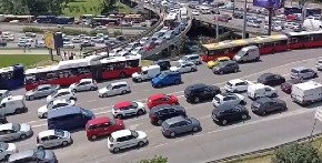 POGLEDAJTE BAHATOST BLOKADERA Zaustavili saobraćaj, autobusi i automobili stajali na najvećoj vrućini! Autokomanda u totalnom kolapsu (VIDEO)