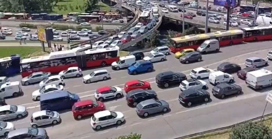 POGLEDAJTE BAHATOST BLOKADERA Zaustavili saobraćaj, autobusi i automobili stajali na najvećoj vrućini! Autokomanda u totalnom kolapsu (VIDEO)