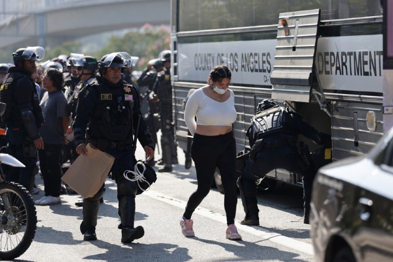 MASOVNA HAPŠENJA BLOKADERA U LOS ANĐELESU Uveden policijski čas, pljačkaju se radnje, blokiran auto-put (FOTO/VIDEO)