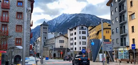 NAJVIŠA PRESTONICA U EVROPI NEMA NI AERODROM NI ŽELEZNIČKU STANICU Može da se obiđe za jedan dan, a idealna je za dobar šoping