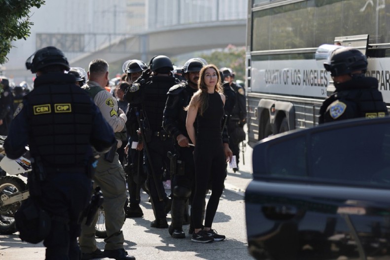 GRADONAČELNICA POKUŠAVA DA ZOVE TRAMPA Blokaderi hoće rat, borba je počela!