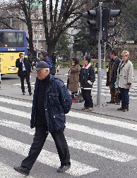 PEŠAK NASTRADAO NA PEŠAČKOM PRELAZU Mladić na skuteru oborio deku