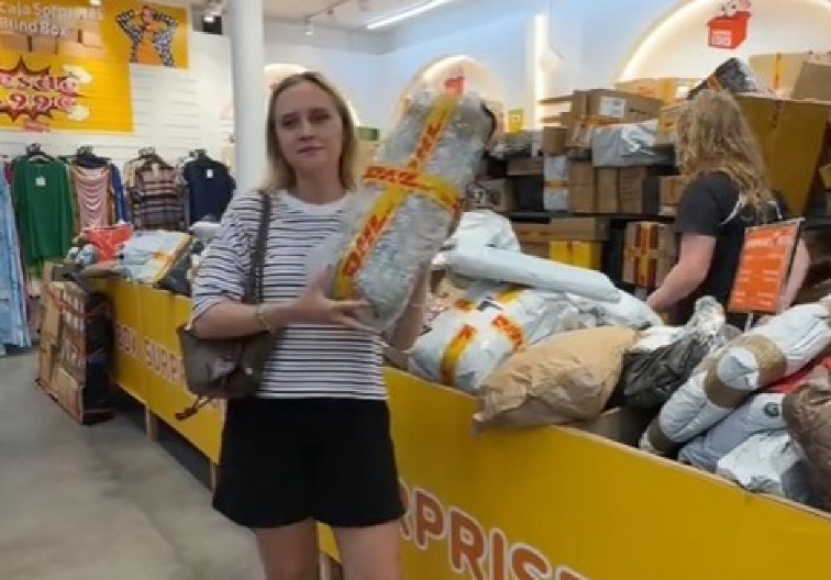 KUPILE PAKET ZA 4800 DINARA I DOŽIVELE ŠOK! Video bliznakinja gori na mrežama – NIKO NIJE OČEKIVAO OVO! (VIDEO)