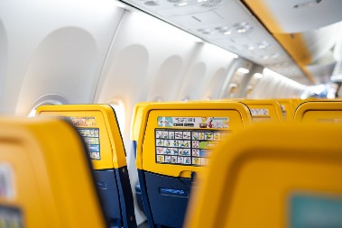 URADITE LI OVO U AVIONU, SKUPO ĆE VAS KOŠTATI! Poznata aviokompanija uvela PAPRENE KAZNE za ''neprihvatljivo ponašanje'' putnika