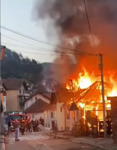 POŽAR PROGUTAO KUĆU U PRIBOJU Jeziva scena sa mesta nesreće, vatrogasci se bore da obuzdaju buktinju (VIDEO)