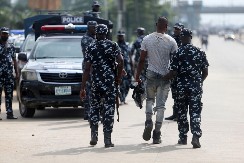 "LJUDE SU ŽIVE SPALILI U SPAVAĆIM SOBAMA" U ovoj zemlji besne krvavi sukobi, za dva dana ubijeno 100 ljudi