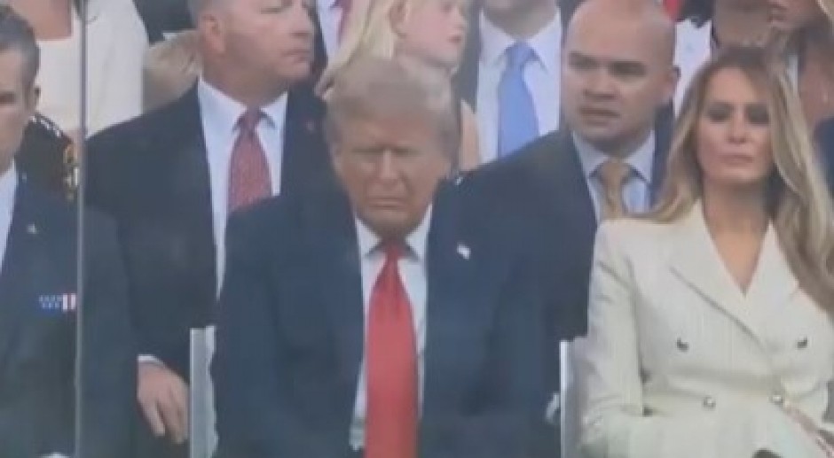 TRAMP ZASPAO NA VOJNOJ PARADI?! Mreže gore, ljudi komentarišu jedno! (VIDEO)