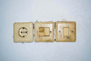 POŽUTELI PREKIDAČI ZA SVETLO ĆE BITI KAO NOVI!  Dovoljan je 1 sastojak za čišćenje PVC stolarije, odmah će zabeleti!