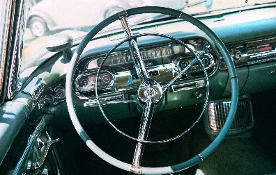 GUČI NA TOČKOVIMA Modna kuća dizajnirala Kadilak koji danas vredi čitavo bogatstvo (FOTO)