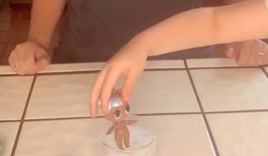 NEVINE NA PRVI POGLED, A ONDA ŠOK Pogledajte šta se pojavljuje na telima ovih lutkica, zgroženi roditelji pozivaju na bojkot! (VIDEO)