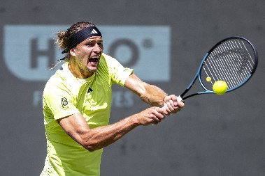 PREKID KAKAV TENIS NE PAMTI Reklama sa tribine pala na ženu, Zverev joj pomagao