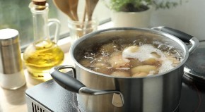 SKUVAĆETE KROMPIR DUPLO BRŽE Trik koji mnogi ne znaju - Dovoljna je samo jedna kašika ovog sastojka