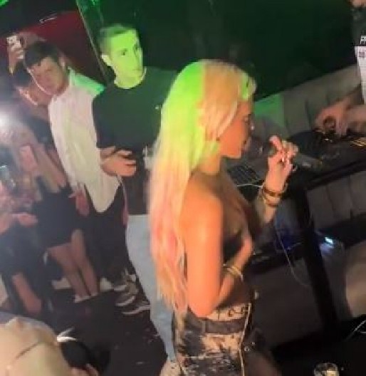 PEVAČICU UHODI I SPOPADA OŽENJENI FUDBALER Uplašena i van sebe, ne zna šta da radi, otkriveni šokantni detalji!