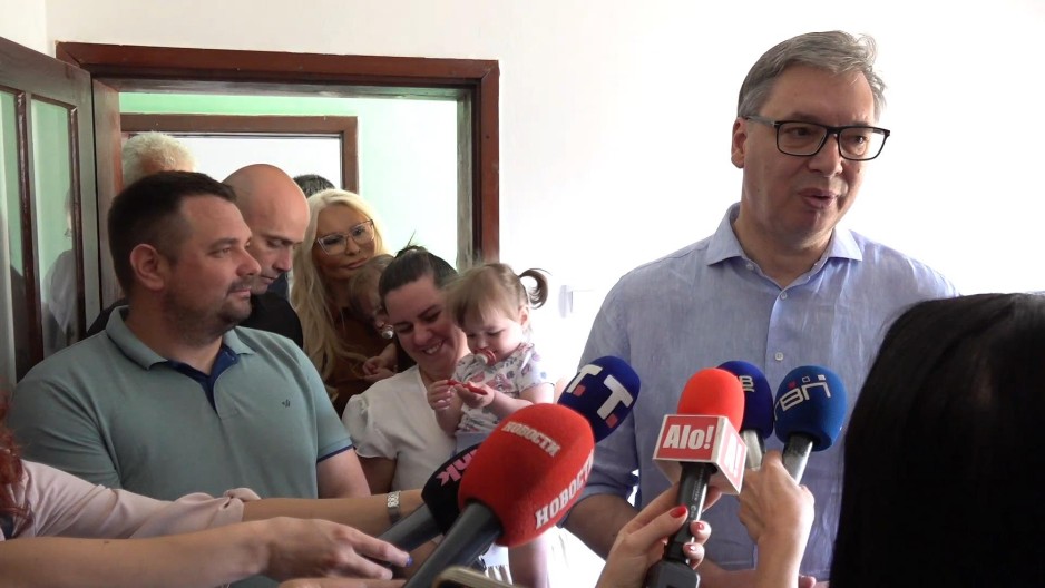 VUČIĆ POZVAO MLADE DA SE PRIJAVE ZA OGROMNU PODRŠKU DRŽAVE Za sledeću godinu se planira novac za još 5.500 nekretnina