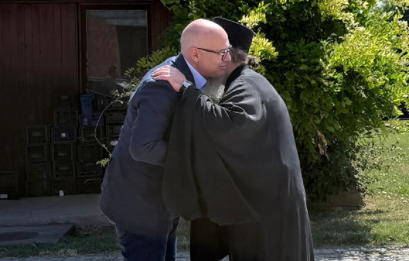 VUČEVIĆ BORAVIO U PRIJATELJSKOJ POSETI KOVILJSKOM MANASTIRU "Manastir je jedan od stubova naše otadžbine, primer kako treba da verujemo i radimo za Srbiju"