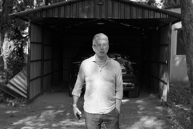 "POSLE SALETOVE SMRTI VIŠE NIŠTA NIJE ISTO" Pevač ne može da se oporavi od gubitka: "U kući ne smem da spominjem njegovo ime"