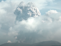 VULKAN IZ BONDA PONOVO ''PROGOVORIO''! Eruptirao prvi put posle šest godina, izbacio pepeo 500 metara uvis! (VIDEO)