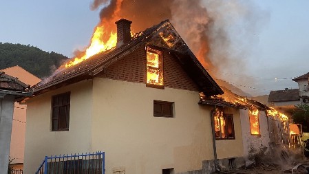 JEIZV NAPAD U NIŠU Razbojnik provalio u kuću gde je zatekao stariju ženu a potom podmetnuo požar