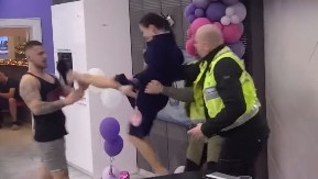 "MENE TUČEŠ OVDE, A MAJKU KOD KUĆE" Armija obezbeđenja ulatela u Belu kuću! (VIDEO)