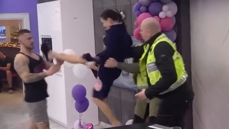 "MENE TUČEŠ OVDE, A MAJKU KOD KUĆE" Armija obezbeđenja ulatela u Belu kuću! (VIDEO)