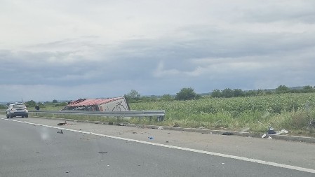 JEZIVA SCENA NA AUTO-PUTU BEOGRAD-NIŠ Prevrnuo se kamion i zapalio
