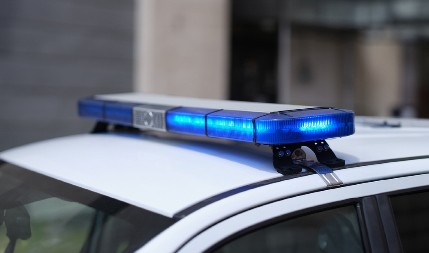 UŠETAO U URGENTNI SA ODSEČENIM PRSTOM Pregledom ustanovljeno da ima  još posekotina