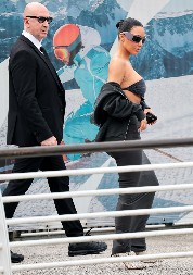 KRIS SE OBUKLA KAO ZA SAHRANU, A KIM I KLOI KAO DA SU POŠLE NA BEOGRADSKE SPLAVOVE Kardašijan-Džener stigle u Veneciju, svi se pitaju šta su to obukle